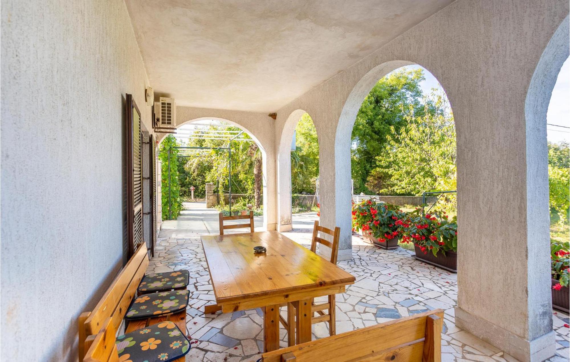 Beautiful Apartment In Malinska With Wifi מראה חיצוני תמונה