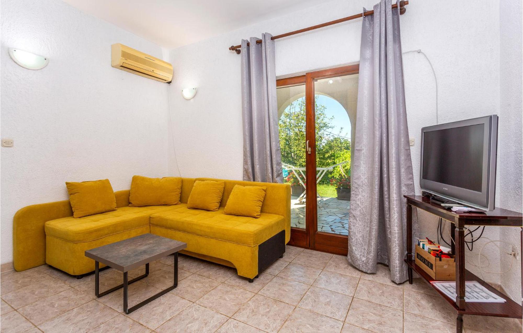 Beautiful Apartment In Malinska With Wifi מראה חיצוני תמונה