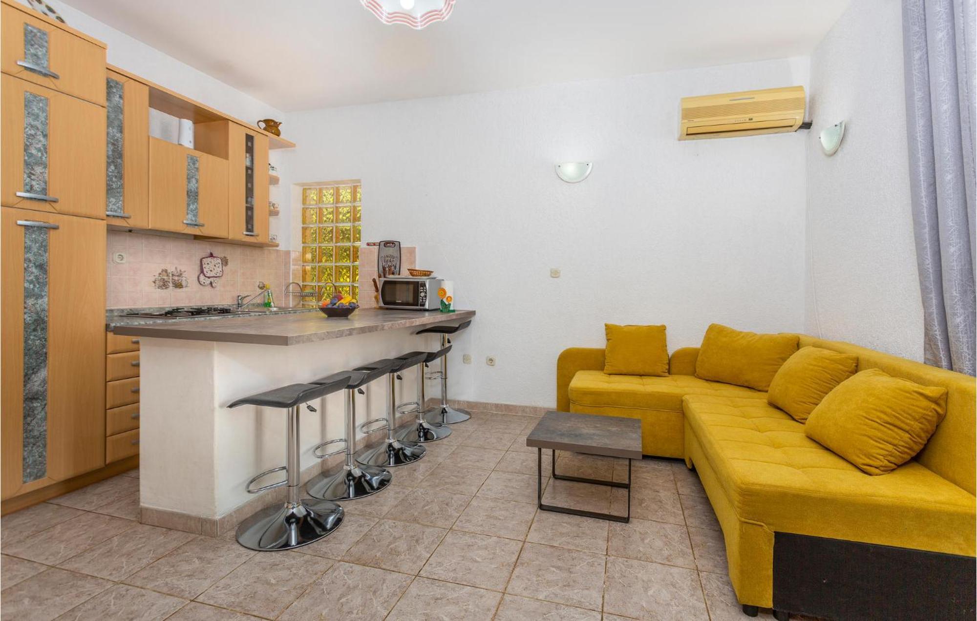 Beautiful Apartment In Malinska With Wifi מראה חיצוני תמונה